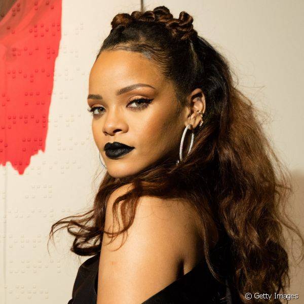 A cantora Rihanna investiu no preto cremoso para o lançamento da arte do seu novo CD